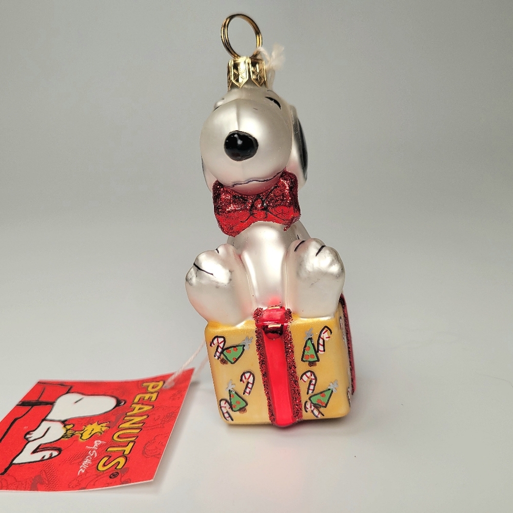 Polonaise Collection Peanuts Snoopy on Gift Ornament 3.5" Kurt S Adler - Picture 11 of 14